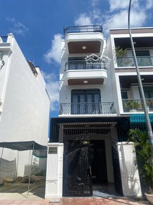 bán căn nhà 3 tầng 1 tum dt 80m2 hướng nam mát mẻ, đẩy đủ nội thất hiện đại, có hồ bơi, 6ty950tr