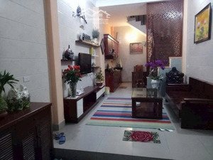 nhà vị trí , giao thông tiện , gần trường chợ , bệnh viện , khu vui chơi , nhà mới , full nội thất,