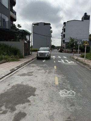 đất đấu giá hoa động,cự khối,phân lô vỉa hè,3 ô tô tránh thông các ngả, cạnh công viên, trường học