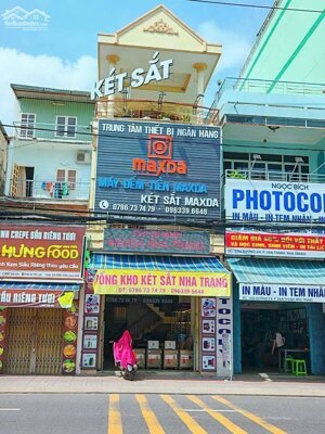 Bán nhà mặt tiền đường 2/4 - phường Vạn Thạnh - Nha Trang. Diện tích : 70,9m2 Ngang 4,2m. Nhà 3 Tầng gồm 3 phòng ngủ , 2 tolet , phòng khách, bếp, sân thượng. Giá bán : 12 tỷ. Liên hệ xem nhà: 0987471611 zalo