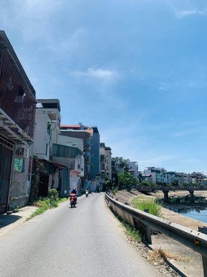 cần tiền gấp bán nhà mặt đường bờ sông tựu liệt