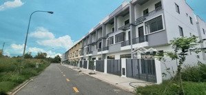 cần bán căn nhà phố 1 trệt 1 lầu trong khu đô thị phước đông new city