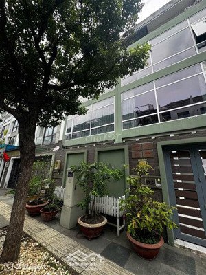 bán 2 căn nhà liền kề hà đô centrosa, dt đất 176m2, 4 lầu. giá 112 tỷ. tiện làm văn phòng
