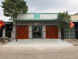 cần bán dãy nhà trọ tại kcn mỹ phước 3 thành phố bến cát , dân đông