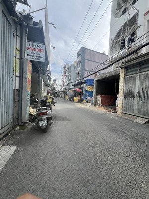 nhà 4x20m xây 2 tầng đường 7m thông ngay quang trung p10 gv