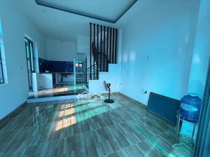 cách biển chỉ 5 phút đi xe máy. vị trí tại hẻm 5 nguyễn xiển, nhà mới xây chỉ việc xách vali vào ở