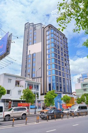 bán nhà mặt tiền phạm văn đồng. dt: 15 x 45m. kc: 2 hầm 12 tầng. giá 160 tỷ. hđ thuê 1,2 tỷ/tháng