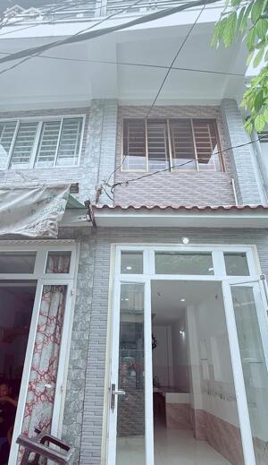 Nhà 1 trệt 2 lầu gần siêu thị Vincom Hùng Vương