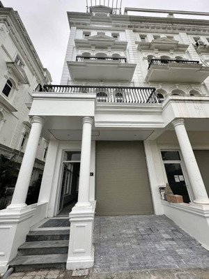 cho thuê mbkd bà triệu 110mx4t mt 5m gần ngã tư kinh doanh đa ngành ăn uống đều được lh 