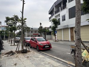 hiếm bán mảnh đất mặt đường rộng 13.5m kinh doanh tại cự khối 70m2 mặt tiền 5.4m rất đẹp giá 175tr