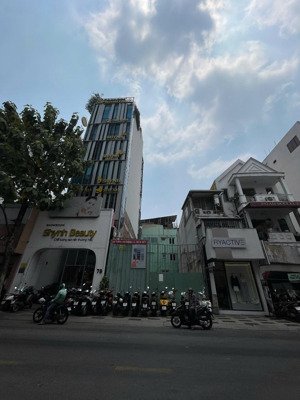 siêu phẩm: bán khuôn đất mt nguyễn trãi, q.1. dt: 7,2x16m. kc: đất trống. giá: 1xx tỷ