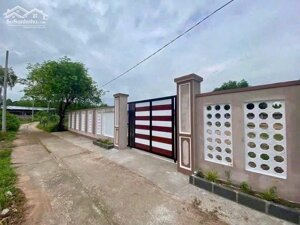 ĐẤT ĐẸP LONG MỸ - PHƯỚC HẢI-LONG ĐẤT-BRVT - Ngang 8,2m - dài 35m (Nở hậu 8,9m)- DT: 299,4m2 - có 100m2 đất ở. - Mặt tiền đường bê tông xe hơi, cổng rào kiên cố bao quanh đất. - Cách bãi tắm Phước Hải chỉ 5km GIÁ CHỈ 1,8 ...