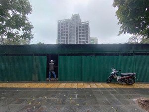cho thuê mbkd đường tôn thất thuyết, cầu giấy, hn. dt 440m2 1 tầng, mt 40m sâu 11m. giá 200k/m2/th