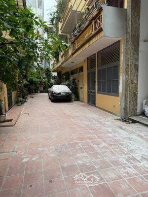 siêu phẩm . trong khu biệt thự . 7 tầng thang máy . oto chạy vòng quanh . cách mặt phố 3 bước chân