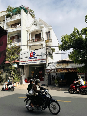 cửa hàng rộng 40m2 - mặt tiền sầm uất, gần trường - chợ, có vỉa hè rộng