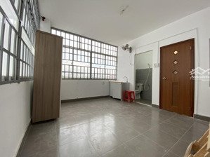 phòng tiện nghi có cửa sổ thoáng - nguyễn thượng hiền bình thạnh