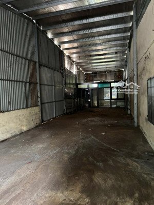 cần bán : nhà kho đường 5m5 phù đổng - hoà xuân