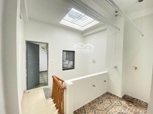 chỉ với 4 tỷ sở hữu ngay nhà 5 tầng lô góc - 2 mặt thoáng, ô tô đỗ cửa. full đồ - sẵn về ở.