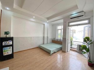 cho thuê phòng mới xây - full nội thất - ban công to ngay sân bay - nguyễn văn công