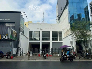 nhà cho thuê vị trí đẹp mt hoàng hoa thám, p12. dtl 10x30m. 1 trệt 1 lầu, trống suốt rộng.