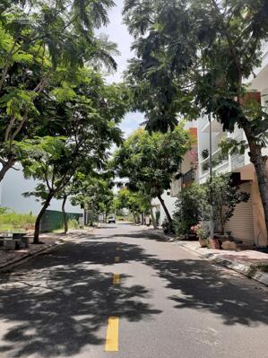 Nhà 3 tầng đường Số 27 Khu đô thị Hà Quang 1 - TP Nha Trang. DT : 75m2 ngang 5m. Nhà 3 tầng. Đang cho thuê 4 phòng trên lầu thu nhập 14 triệu/ tháng Giá bán: 7 tỷ. LH 0987471611 zalo