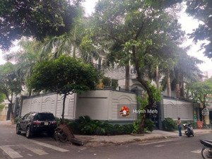 villa sân vườn phong cách nhiệt đới 40x20m- hầm 4 tầng đối diện công viên cây xanh vị trí cực chill