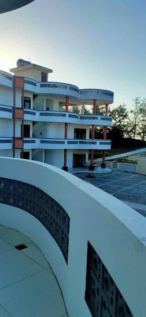 bán khách sạn 4 tầng mặt tiền biển trung tâm lagi cách chợ 1,5km. giá tốt