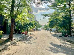 Thanh lí lô đất vàng MT Lý Kế Xuyên, Thủ Đức, 100m2 vuông vức, giá 3tỷ3, sổ riêng,cách Vinhomes 20m