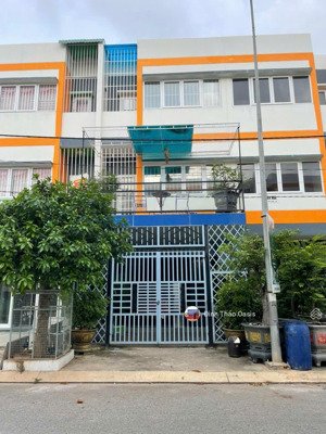 cho thuê nhà 3 tầng đầy đủ nội thất đối diện trường đại học việt đức, tp bến cát. lh:0986196404