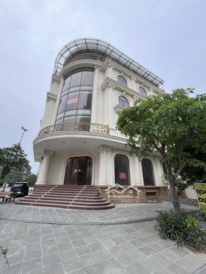 cho thuê mbkd tôn đức thắng 160m x 2t, lô góc 18m thông sàn, thang máy, vỉa hè rộng | 
