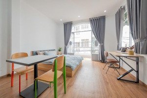 cho thuê căn hộ 1 phòng ngủ full nội thất new 100% có ban công tại phú nhuận, giáp quận 3, quận 1
