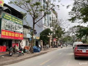 hạ sốc 5tỷ, gia đình cần bán gấp đất tặng nhà 2 tầng, mặt phố to, ngay trung tâm huyện uỷ thanh trì