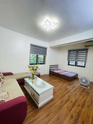 hiếm! chính chủ cần cho thuê nhà tập thể tầng 4 phố huỳnh thúc kháng-phố vip quận đống đa, gần hồ