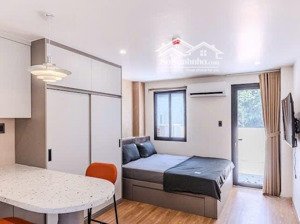 phòng full nội thất ban công riêng ngay cầu khánh hội