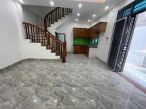bán nhà gần ngay tiểu học phú cường 33m2 x 5 tầng/ có sân riêng để xe/ 70m ra đường ô tô tránh nhau