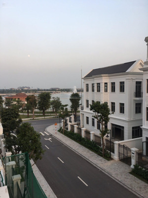 bán bt nguyệt quế bên khu hồ lớn harmony, xây thô 180m2, sát nhà hàng nổi và clubhouse giá 40 tỷ