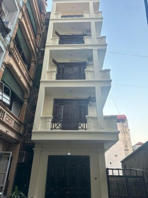 cho thuê nhà ngõ 1 nguyễn thị định- 70m2,xây 5 tầng căn góc rất thoáng giá 25tr ( vào luôn)