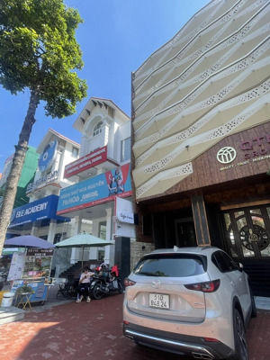 cho thuê nhà dt: 10x20m 5 tầng mặt tiền lớn đ. nguyễn thị thập quận 7 giá: 200tr/th lh: 