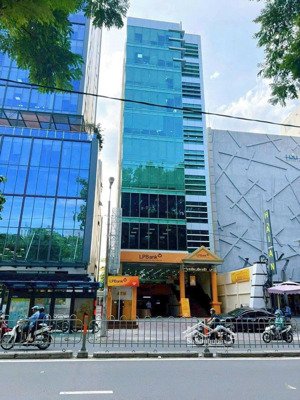 tìm kiếm tòa nhà trung tâm quận 1 ở đâu xa. tọa lạc ngay đối diện công viên sở thú, có sẵn kho tiền