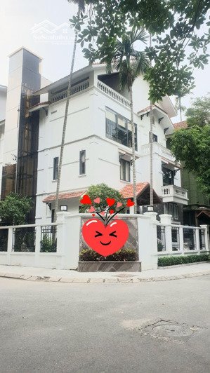 căn bt siêu hiếm tại trung hòa. 230m2, 4t, mt 13.5m. vị trí đẹp xuất sắc, hàng xóm doanh nhân