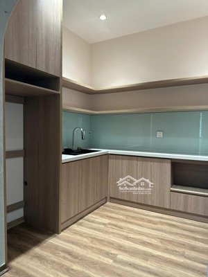 tầng 2, có thang thang bộ, thang máy, lối đi riêng, khu văn minh, an toàn, gần trường, trạm.
