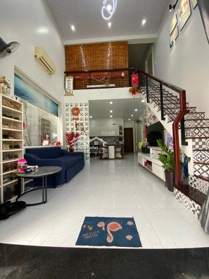 bán nhà dân xây độc lập tường 20 có phòng ngủ tầng 1 cho người giá 96m2 bìa đỏ