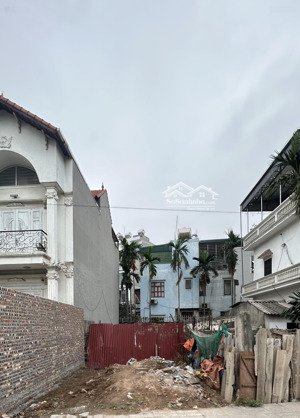 bán gấp 100m2 đất phố trạm long biên, mặt ngõ kinh doanh, oto tránh, view vườn hoa, giá đầu tư.