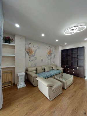căn hộ dịch vụ, 2 phòng ngủ, 3wc, 1 bancony, có hầm để xe, thang máy, gần tiện ích ngoại khu