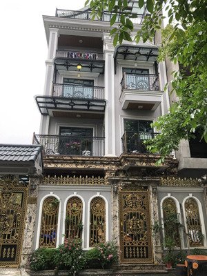 cho thuê nhà liền kề tại nguyễn tuân. dt : 95 m * 4 tầng . mt : 6 m. chia phòng. gía: 46 triệu.