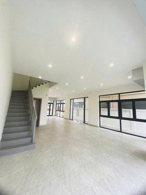 cần bán ngay nhà mặt phố mặt tiền đường 20m ngay trung tâm đức hòa - giá thương lượng