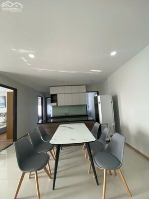 Cho thuê căn hộ chung cư Rose Town 79 Ngọc Hồi, 100m2 3PN full đồ 13tr 0866894561