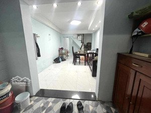trệt lầu 4x11m nở hậu gồm 2pn 2wc đường 6m xe tải dương quảng hàm p6 gv giá 10 triệu còn bớt