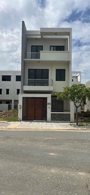 cần bán gấp nhà phố 120m2 1 trệt 2 lầu ngay trung tâm tp bà rịa, giá 5 tỷ, có sổ hồng 