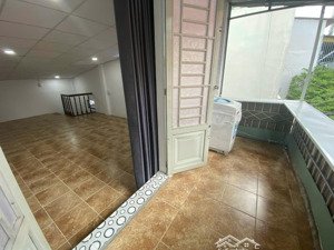 chính chủ cho thuê nhà nguyên căn 1 trệt 1 lầu 2 không gian ngủ ngay bến xe miền đông